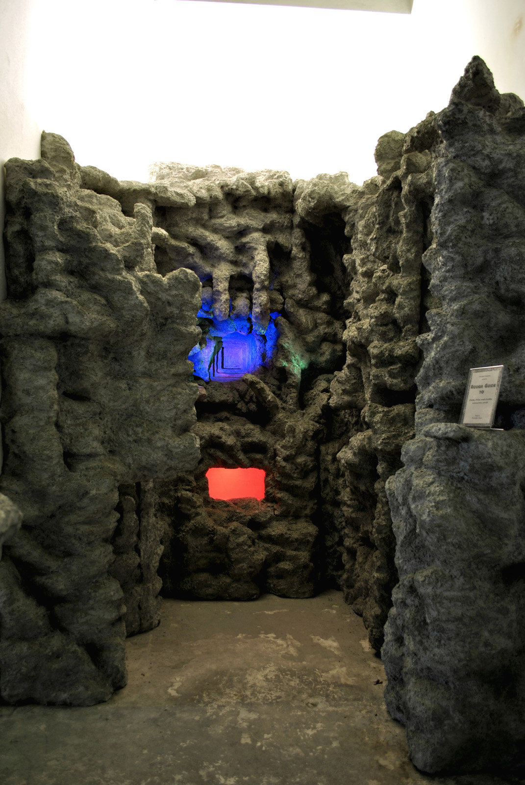 Michel Aniol Kunst Berlin Art Installation Frank Wagner Cave Canem