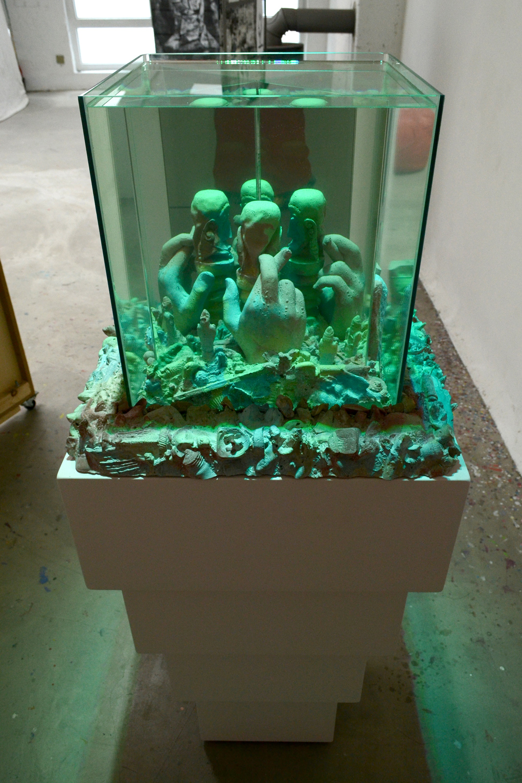Michel Aniol Installation Künstler Berlin Art Objects Kunst Artist Concrete Aquarium Beton
